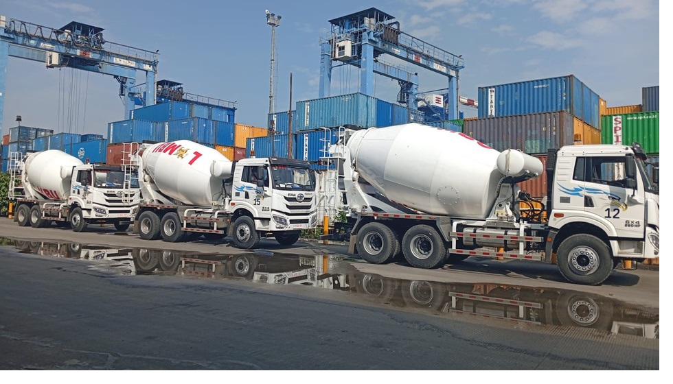 Mobile mixer LEMBU di yard logistik