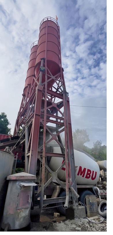 Silo semen Lembu Group dengan mixer truck
