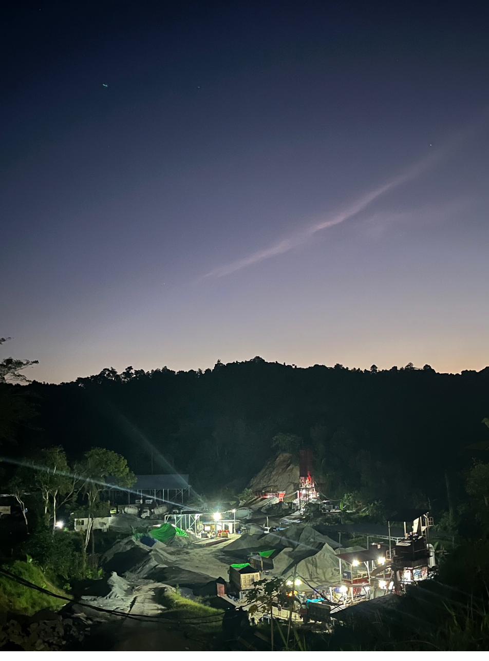 Batching plant Lembu Group beroperasi pada waktu senja di Kalimantan Timur